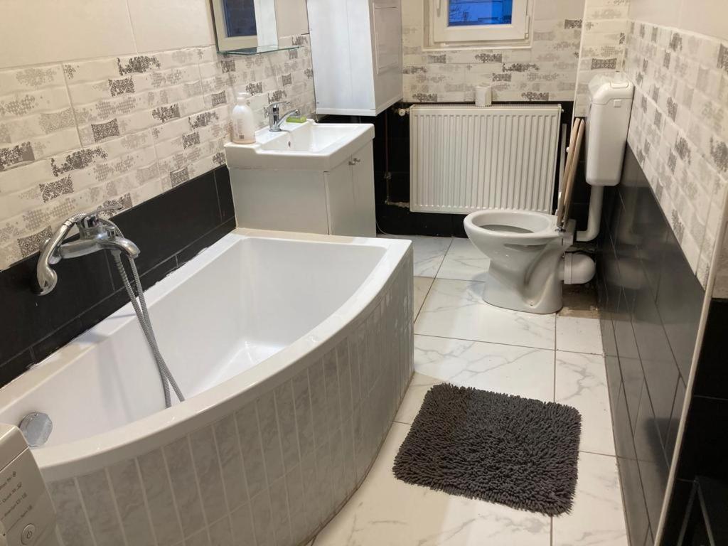 Downtown Modern 3 Bedrroom+ Living Room Apartment Wesselenyi 1.3 Szombathely Ngoại thất bức ảnh